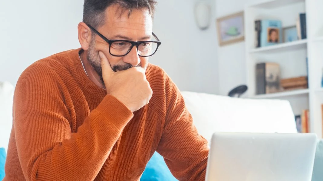 Persona mirando frustrada a la pantalla de su ordenador