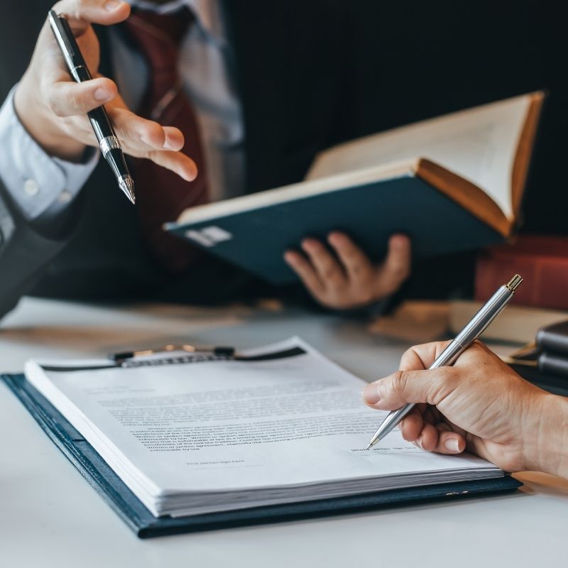 Profesional del derecho con varios elementos legales a su alrededor