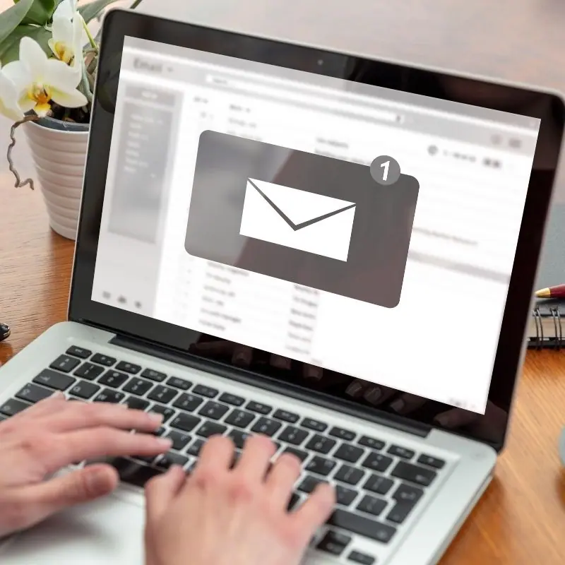 Persona recibiendo email