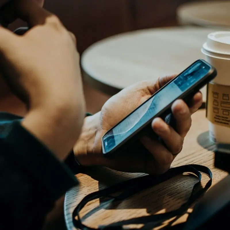 Persona sujetando teléfono móvil